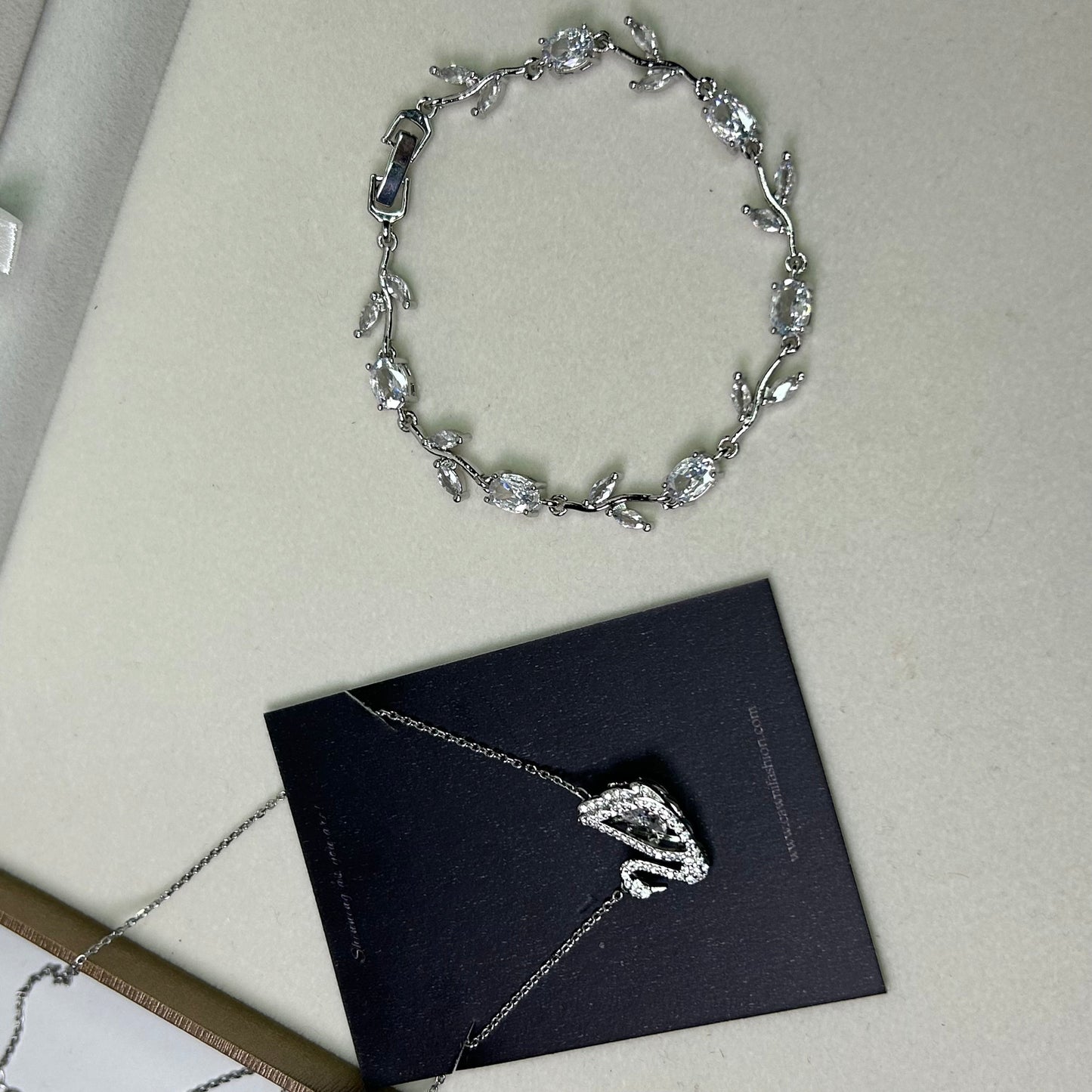 Ensemble Swan necklace blue X tulip bracelet blue